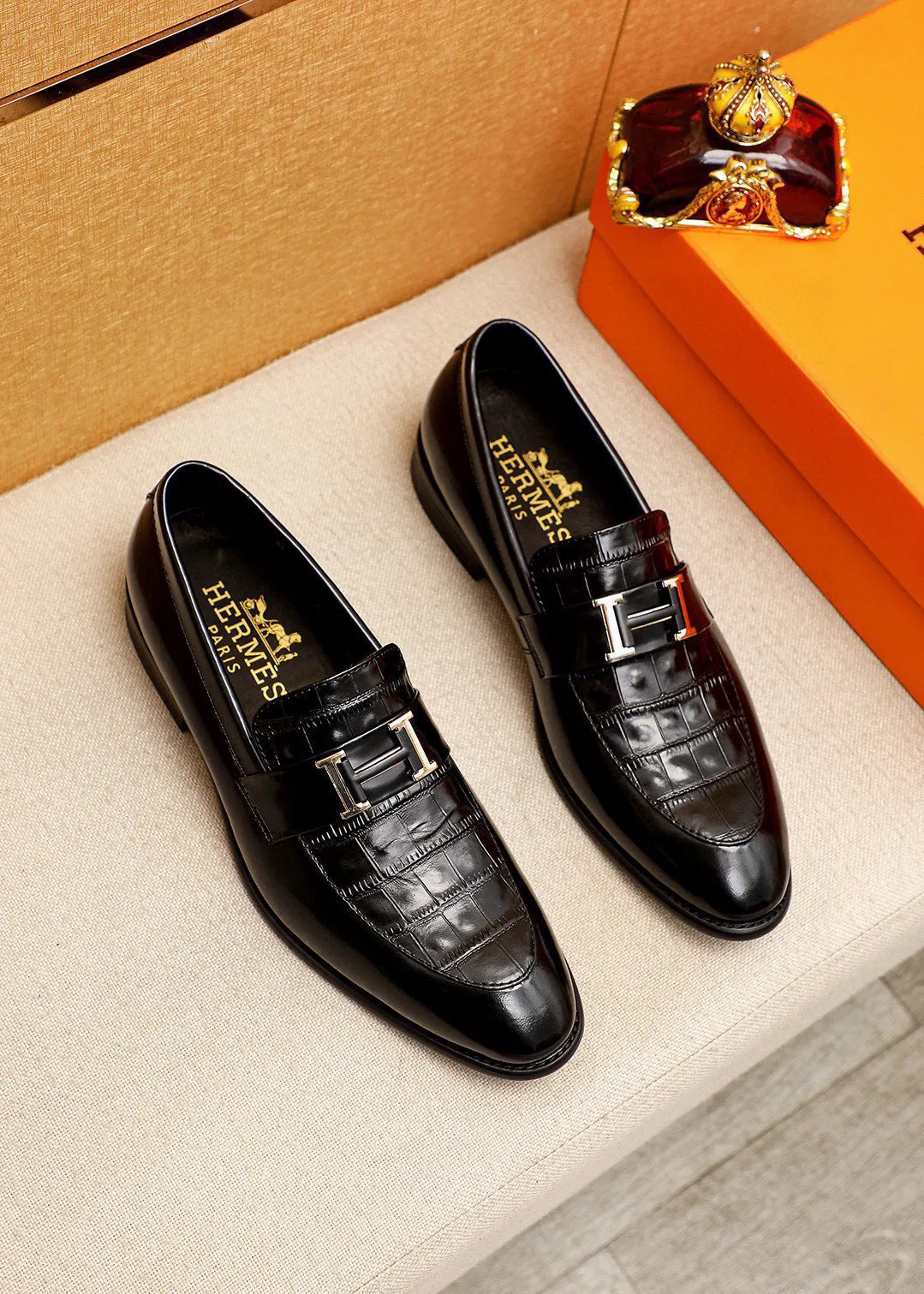 Men's shoes 💰460 💐 Product trademark: HERMES "Hermès" casual leather shoes Regular size: 39-44 (38.45.46🉑️Customized) Product materials: Selected imported first-layer calfskin embossed upper + classic hardware buckle, imported water-dyed 🐂 cowhide lining. Strong three-dimensional visual effect, combined outsole Color: 2⃣️colors available